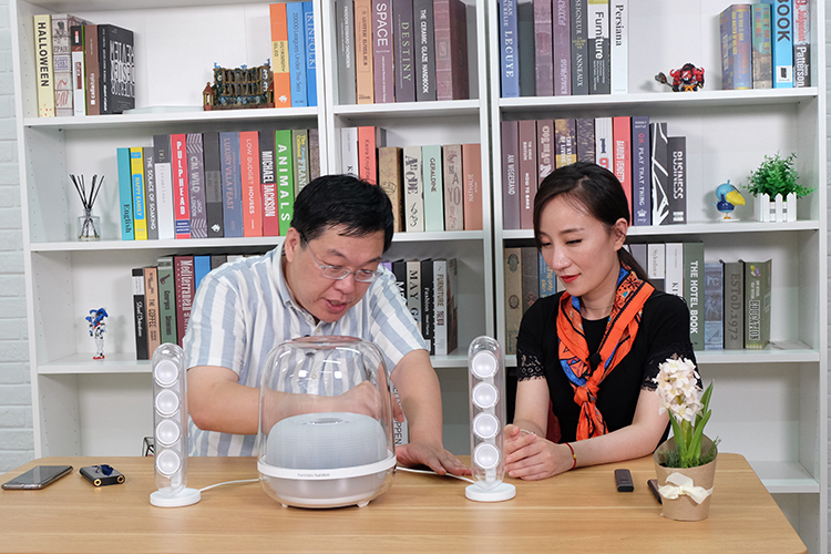 全新升级哈曼卡顿SoundSticks 4音箱：梦幻水晶造型 震撼音乐体验-第9张图片-科技快讯