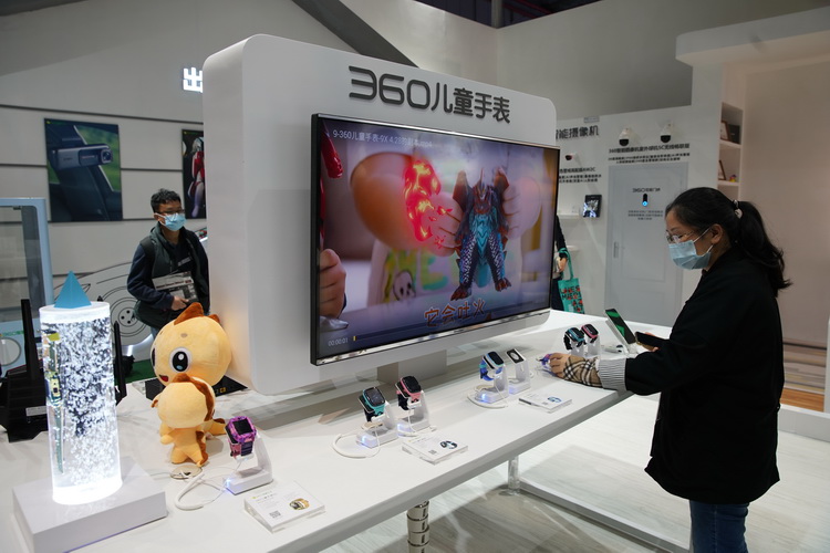 AWE2021 | 360智慧生活亮相 展示扫地机器人、安防、穿戴多类产品-第7张图片-科技快讯