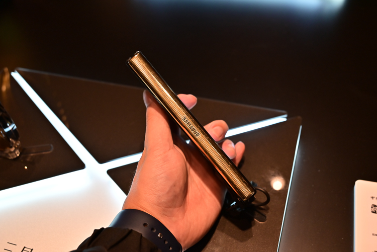 三星W22 5G超高端手机发布，做工尽显奢华，售价16999元-第13张图片-科技快讯