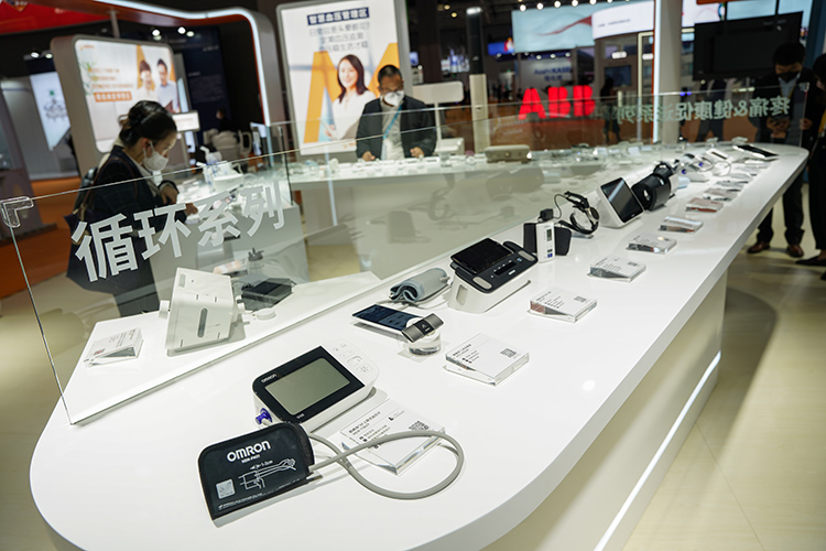 CIIE2022 | 欧姆龙展出第七代乒乓球教练机器人 硬件配置升级可以一打二-第5张图片-科技快讯