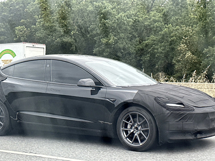 新款特斯拉Model 3谍照再次曝光 尾部加装了扩散器-第1张图片-科技快讯