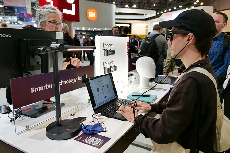 MWC2023 | 联想展示卷轴屏手机与笔记本概念产品 探索屏幕延展新用途-第14张图片-科技快讯