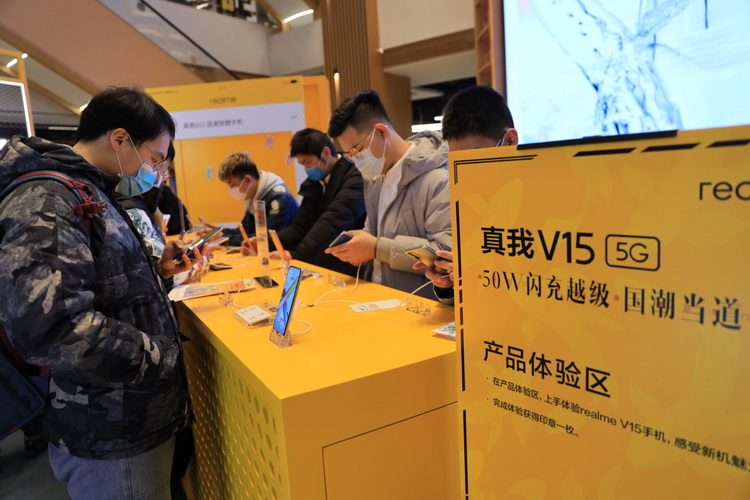 realme真我 V15手机首销 转运鲤鱼色来了-第3张图片-科技快讯