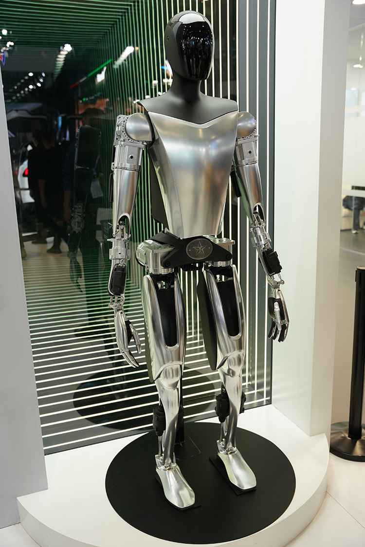 CIIE2022 | 特斯拉人形机器人亮相进博会 Model S/X Plaid中国首秀-第2张图片-科技快讯