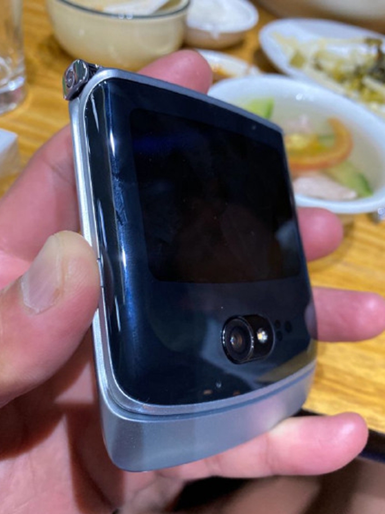 摩托罗拉将发布可折叠5G手机，Moto Razr 5G真机图遭曝光-第2张图片-科技快讯