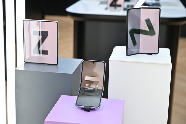 三星Galaxy Z Fold3、Flip3亮相快闪店 手表、耳机同时现身-第2张图片-科技快讯