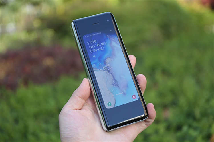 三星Galaxy Fold Lite或于明年年初上市 依旧内折斜刘海设计-第1张图片-科技快讯