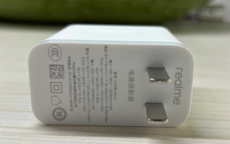 realme或于MWC2022发布200W快充技术 相关充电器已被曝光-第1张图片-科技快讯