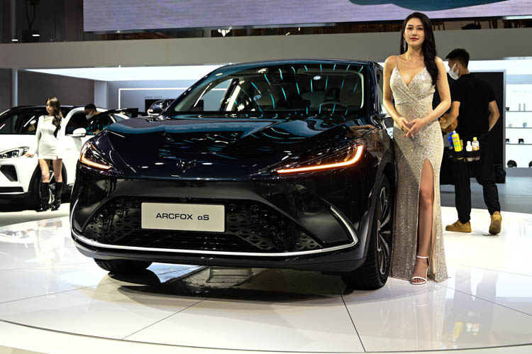 2022成都车展 | 极狐展示小王子联名款汽车：搭载专属迎宾灯与徽章-第2张图片-科技快讯