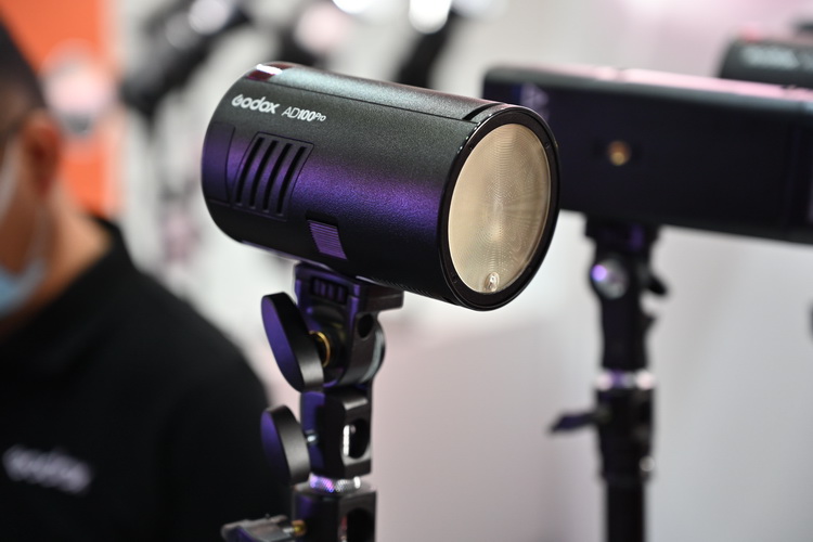 2021P&amp;E | 轻便走到底 神牛展示AD100 Pro、ML60灯具-第3张图片-科技快讯