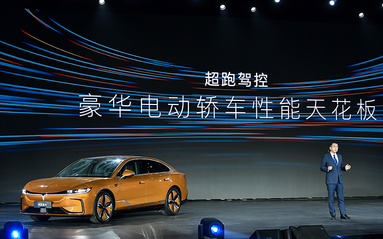 岚图首款轿车追光正式发布：更大续航730km 预售32.29万元起-第5张图片-科技快讯