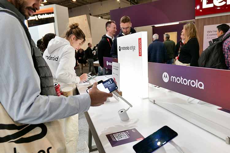 MWC2023 | 联想展示卷轴屏手机与笔记本概念产品 探索屏幕延展新用途-第13张图片-科技快讯