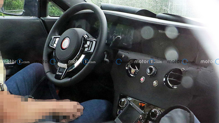 劳斯莱斯首款电动车闪灵内饰曝光 或搭载宝马最新iDrive8车机系统-第1张图片-科技快讯