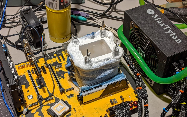 距离超频10G又近了一步 英特尔i9-10900K液氮超频至7GHz-第1张图片-科技快讯