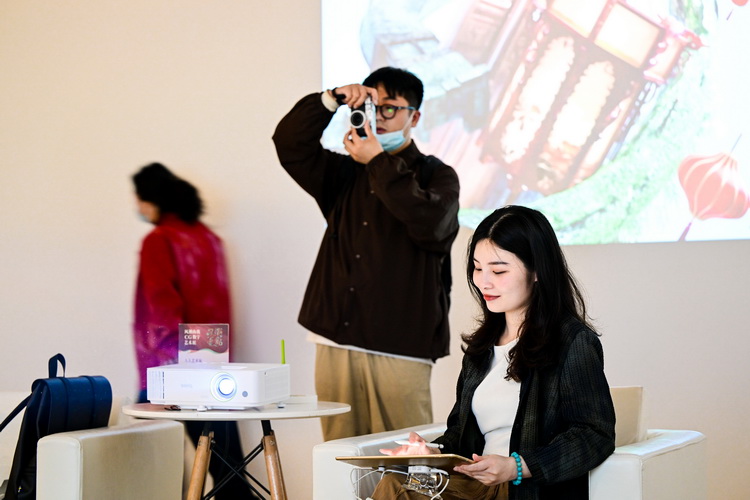 明基E系列智能投影仪助阵"微展览"，开创艺术产业新形态-第8张图片-科技快讯