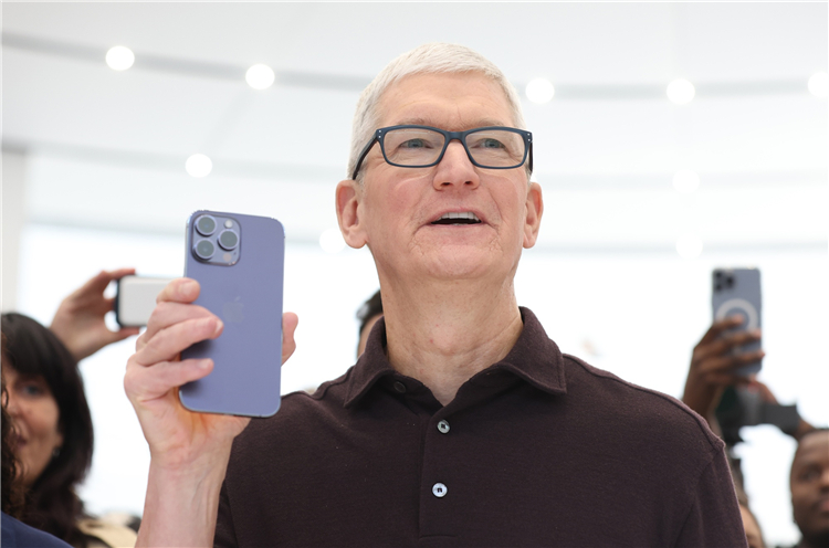 苹果或在2024年推出无接口iPhone，库克：价格更高但消费者愿意花钱-第2张图片-科技快讯