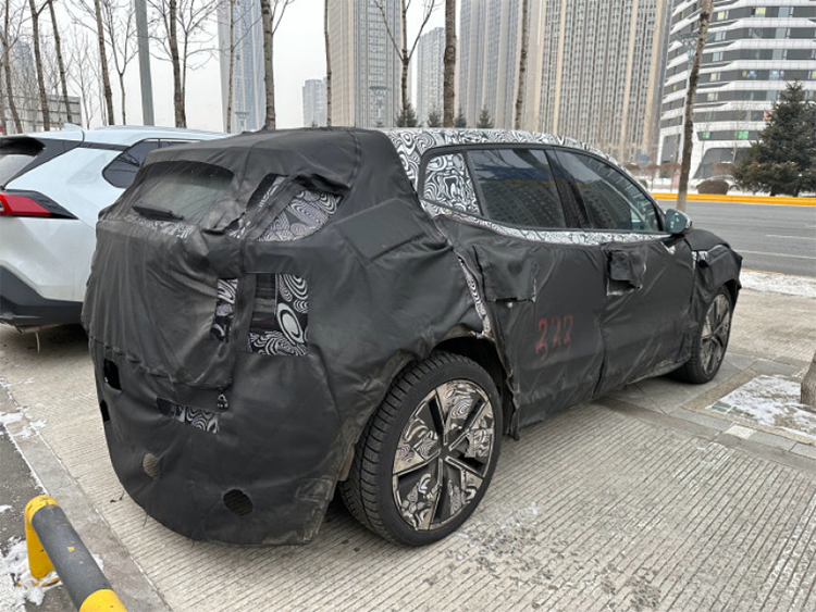 疑似沃尔沃EX30谍照曝光：定位纯电动小型SUV 年内亮相-第2张图片-科技快讯