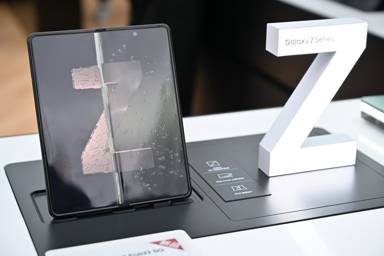 三星Galaxy Z Fold3、Flip3亮相快闪店 手表、耳机同时现身-第3张图片-科技快讯
