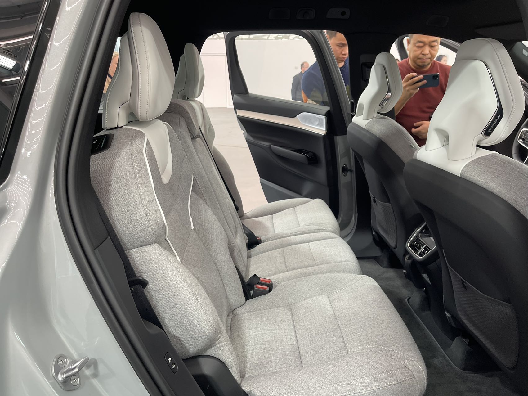 沃尔沃全新纯电动旗舰SUV&mdash;&mdash;EX90实车首发，2024年国产-第4张图片-科技快讯
