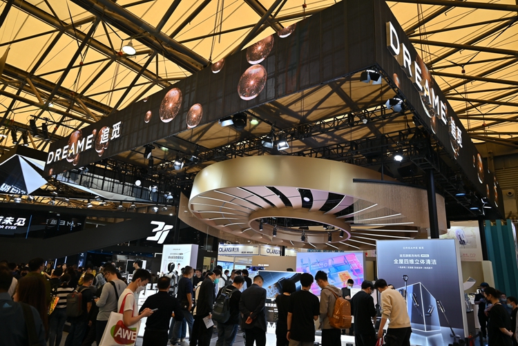 AWE2023 | 追觅发布旗舰X20 Pro扫地机器人，四足机器狗引众人围观-第1张图片-科技快讯