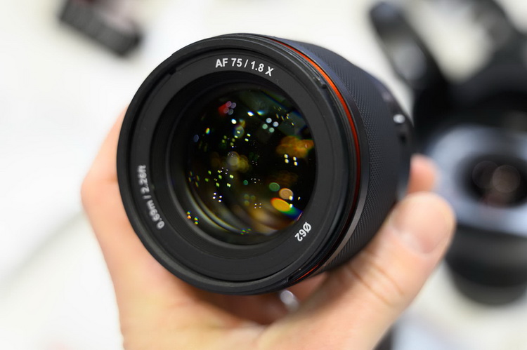 森养AF 75mm f/1.8 X现身CP+ 或为E卡口换壳版-第2张图片-科技快讯