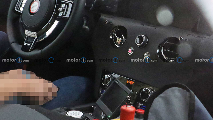 劳斯莱斯首款电动车闪灵内饰曝光 或搭载宝马最新iDrive8车机系统-第2张图片-科技快讯