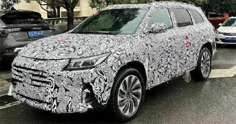 疑似AITO新车路试谍照曝光：或命名问界M7 定位中大型SUV-第1张图片-科技快讯