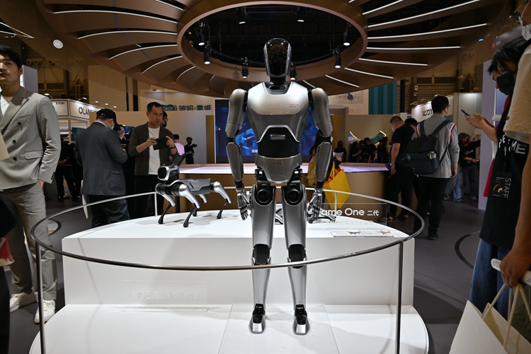 AWE2023 | 追觅发布旗舰X20 Pro扫地机器人，四足机器狗引众人围观-第7张图片-科技快讯