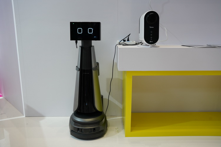 GAIDC2023丨美的展示小惟家庭服务机器人 可控IoT设备也可投影-第2张图片-科技快讯