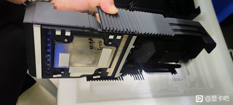 英伟达RTX 4090 Ti显卡散热器曝光：与RTX 3090差不多-第1张图片-科技快讯
