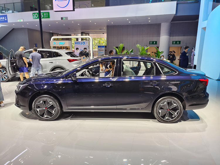 2021成都车展丨R汽车ES33量产版亮相，定位中大型纯电动轿跑SUV-第10张图片-科技快讯