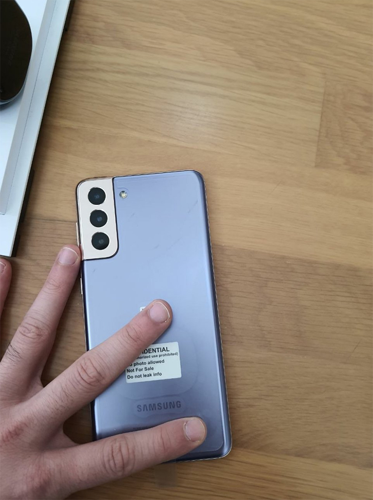 三星Galaxy S21+最新真机图曝光：正面窄边框 直屏设计-第3张图片-科技快讯