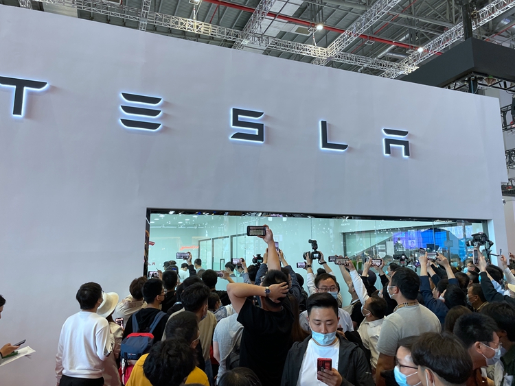 上海车展特斯拉展台出现 *** 女：疑因特斯拉Model 3刹车失灵-第2张图片-科技快讯