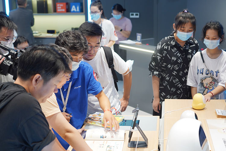 上海科大讯飞直营店开业，双屏翻译机等产品亮相，聚焦AI办公与AI学习赛道-第9张图片-科技快讯