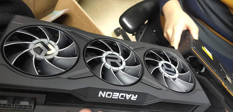 真物理换皮 AMD RX 6800X暗黑版显卡曝光-第3张图片-科技快讯