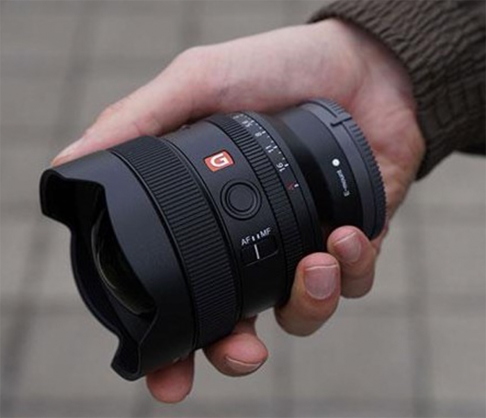 索尼14mm f/1.8 GM镜头谍照 手掌大小、灯泡结构-第1张图片-科技快讯