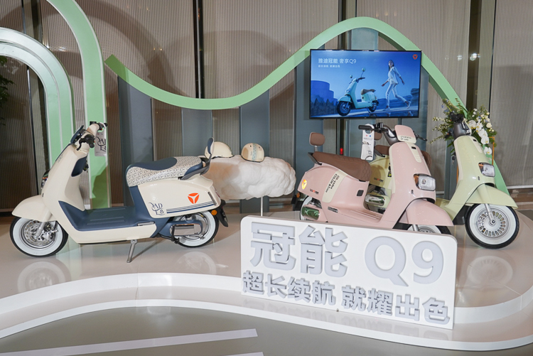 雅迪冠能三款旗舰新车亮相，外观够时尚，电池可24个月换新-第7张图片-科技快讯