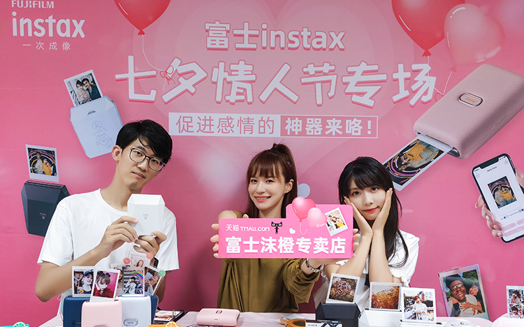 七夕情人节专场直播圆满谢幕 帅哥与 *** 姐教你不落俗套的送礼-第1张图片-科技快讯