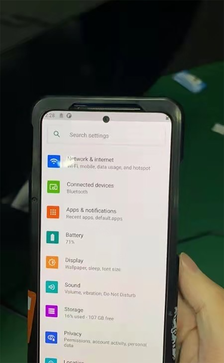 Redmi K40 真机外观图遭曝光，居中挖孔屏+矩阵摄像模组-第1张图片-科技快讯