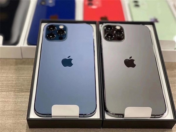 苹果iPhone 12系列真机曝光 两款蓝色相差很大-第2张图片-科技快讯