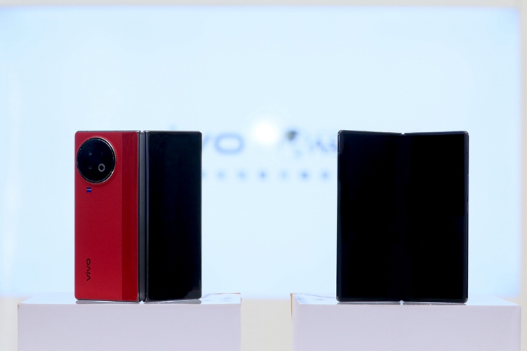 vivo X Fold2折叠屏真机曝光，红色后盖加后置三摄，4月发布-第4张图片-科技快讯