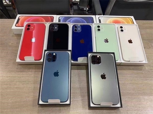 苹果iPhone 12系列真机曝光 两款蓝色相差很大-第1张图片-科技快讯