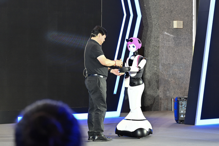 WAIC2022 | 达闼展示新一代机器人 能做家务也能冲咖啡-第3张图片-科技快讯
