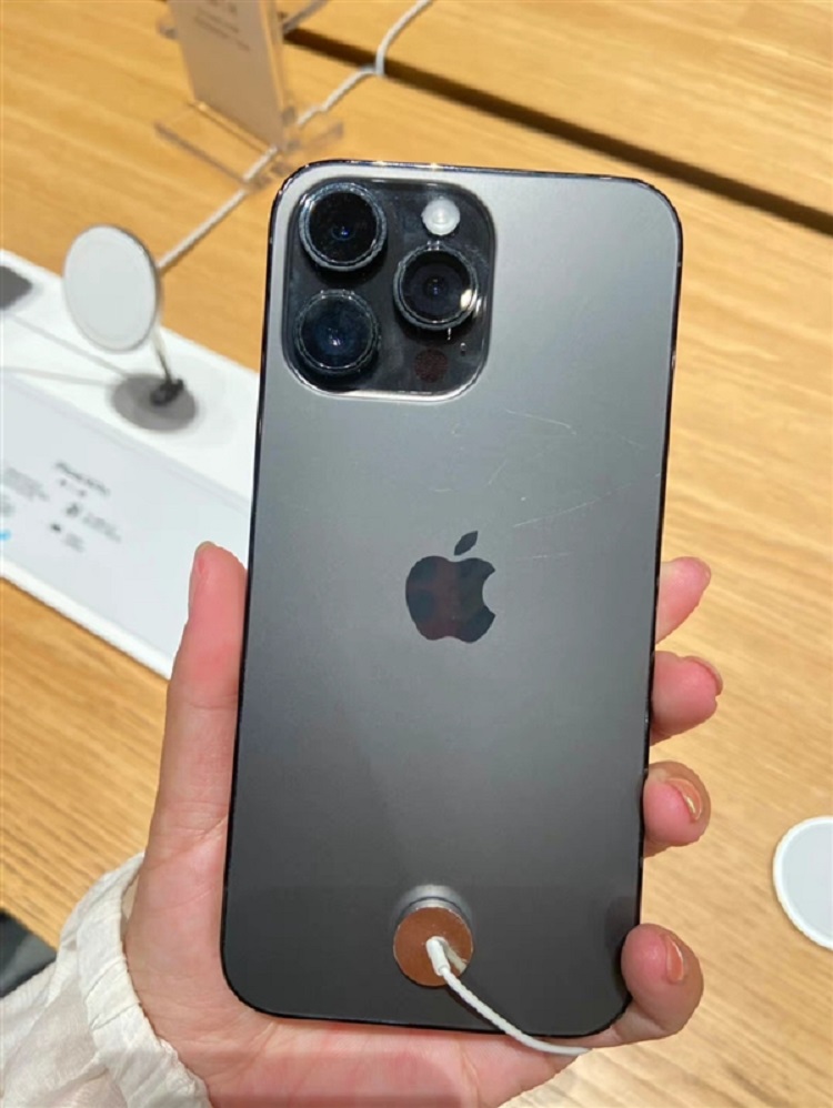 iPhone 14 Pro后盖被吐槽不耐划，同时灵动岛出现色差等问题-第1张图片-科技快讯