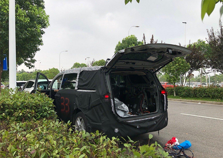岚图首款MPV谍照曝光 将于广州车展正式亮相-第2张图片-科技快讯