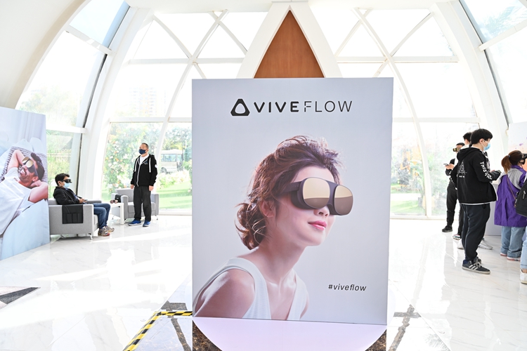 可随身装入口袋的VR眼镜，HTC发布全新形态VIVE Flow 沉浸式眼镜-第1张图片-科技快讯