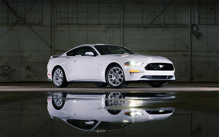 福特发布Mustang白色特别版 外观更加别致-第4张图片-科技快讯