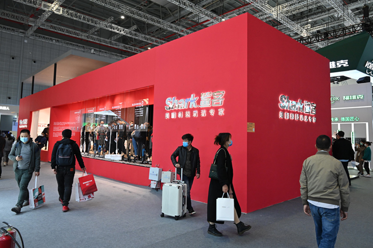 AWE2021丨Shark鲨客展示T21蒸汽洗地机 高温杀菌旋转清洁自动完成-第1张图片-科技快讯