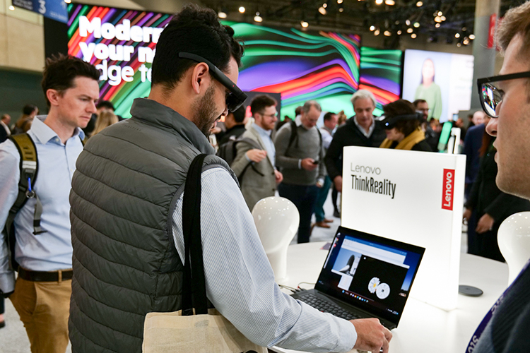 MWC2023 | 联想展示卷轴屏手机与笔记本概念产品 探索屏幕延展新用途-第15张图片-科技快讯