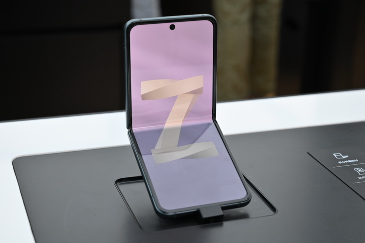 三星Galaxy Z Fold3、Flip3亮相快闪店 手表、耳机同时现身-第7张图片-科技快讯
